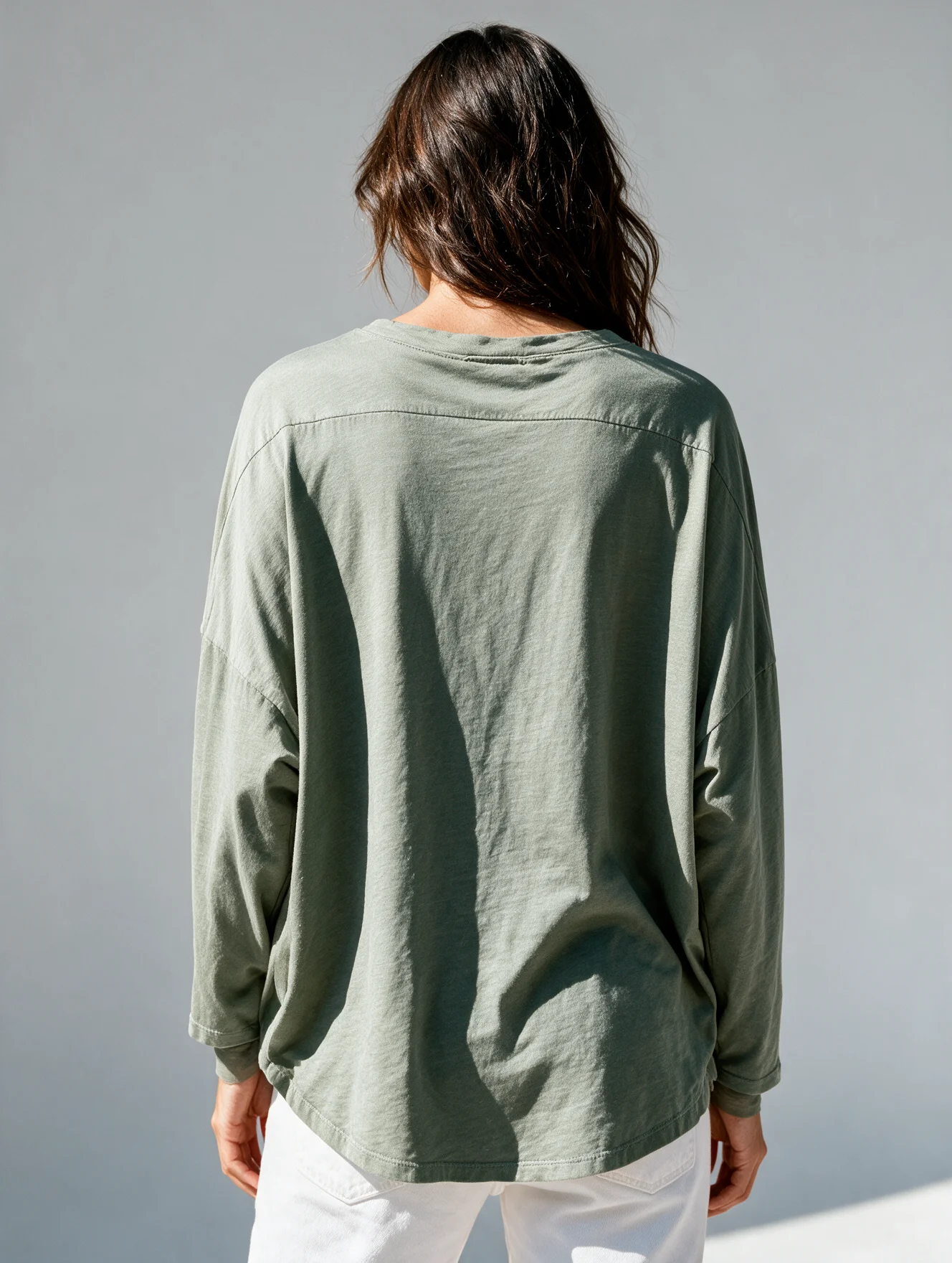 Bluzka bawełniana w serek oversize oliwkowa – widok z tyłu