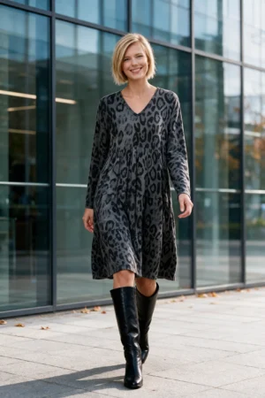 Elegancka szara sukienka dzianinowa w panterkę z czarnymi kozakami