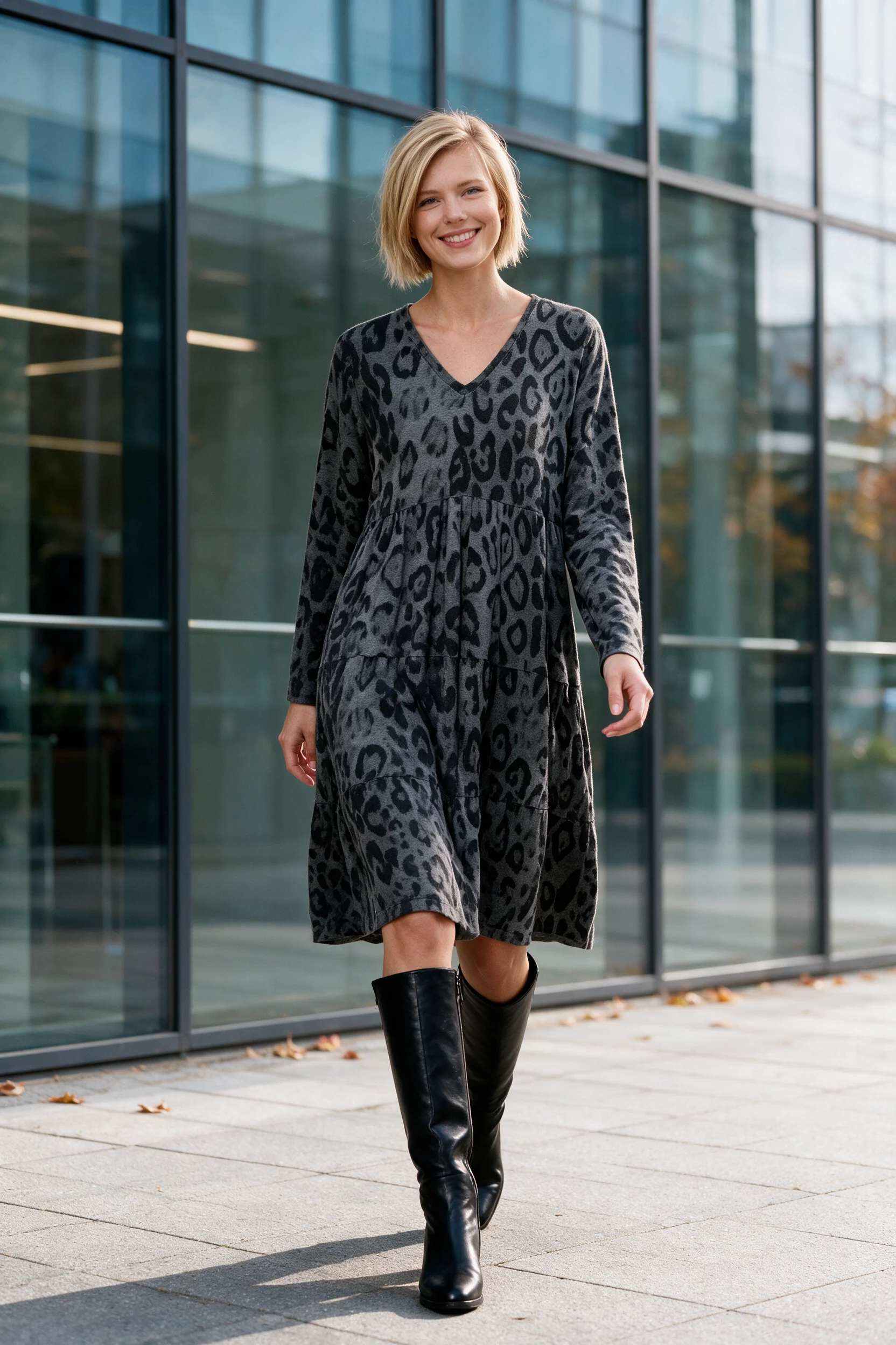 Elegancka szara sukienka dzianinowa w panterkę z czarnymi kozakami